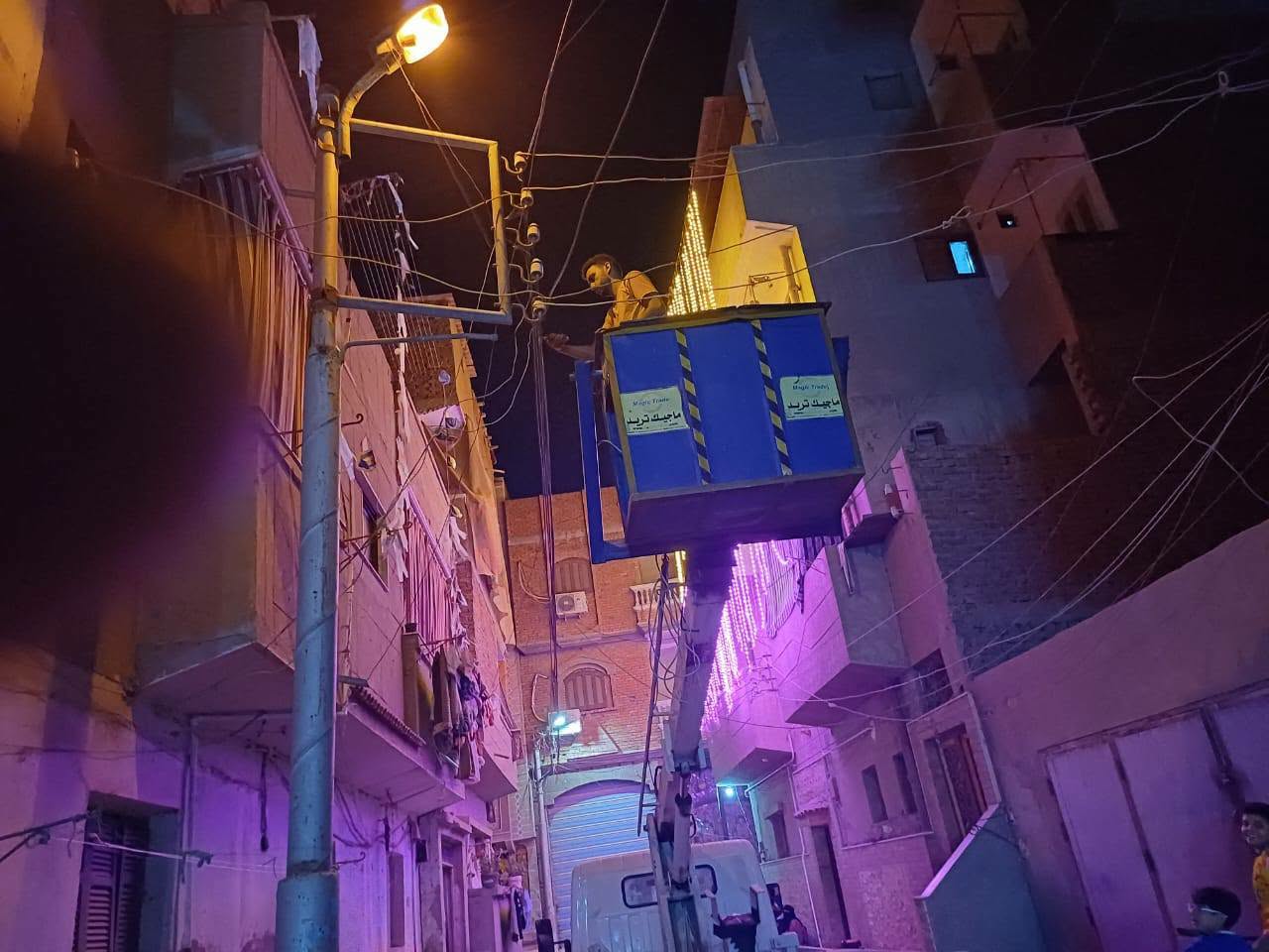 صيانة ورفع كفاءة كشافات الإنارة ببيلا