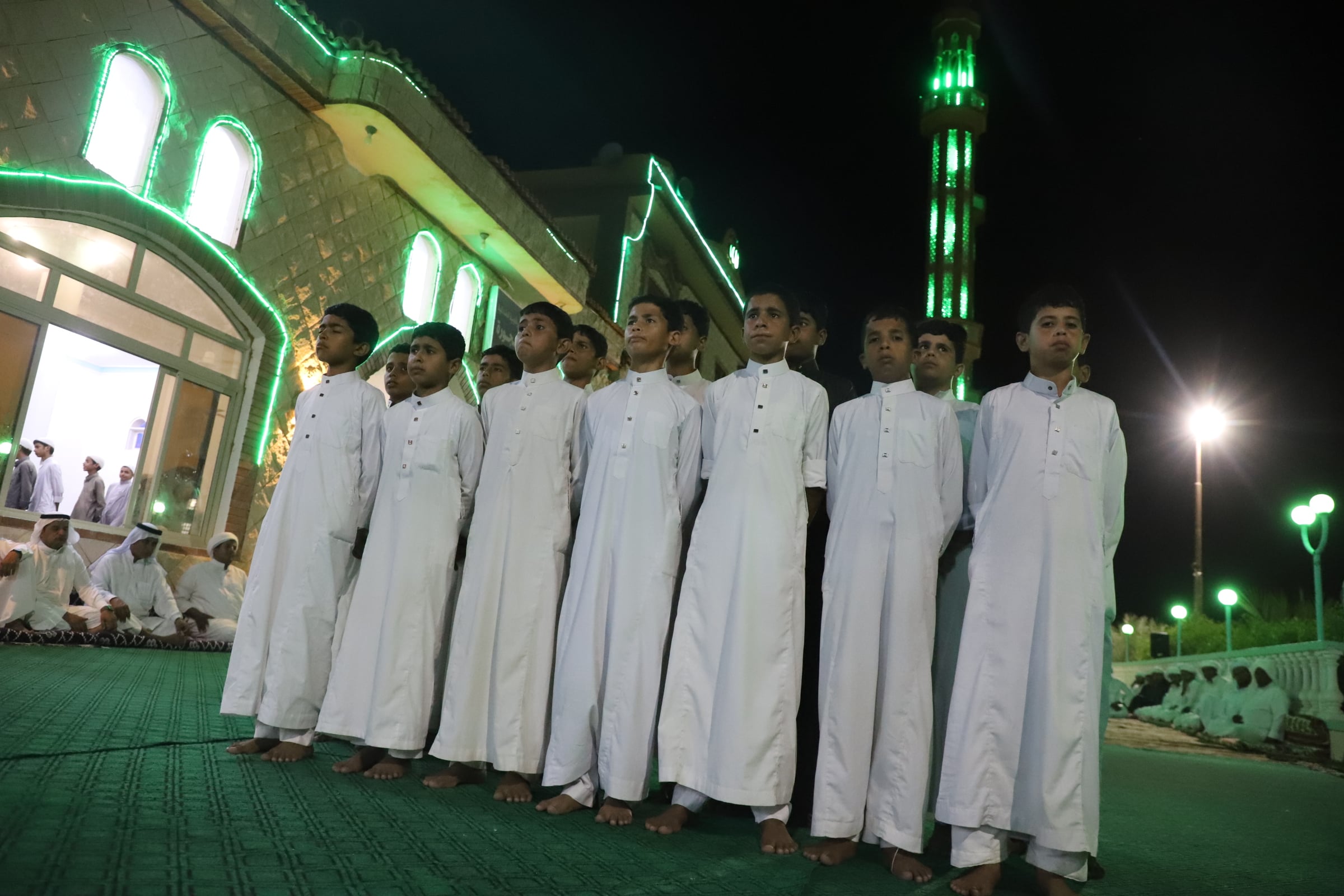 ابناء الطريقة اثناء القاء المدائح