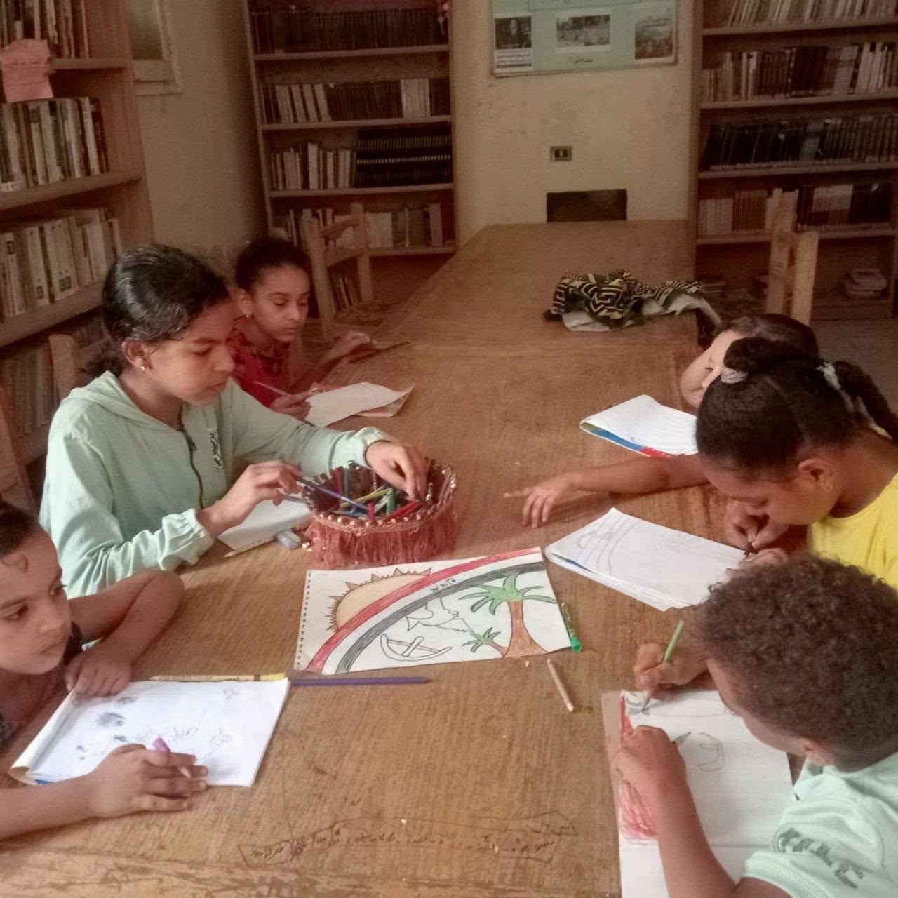 محاضرة فنون تشكيلية حول فن الطباعة لتوعية أطفال الأقصر