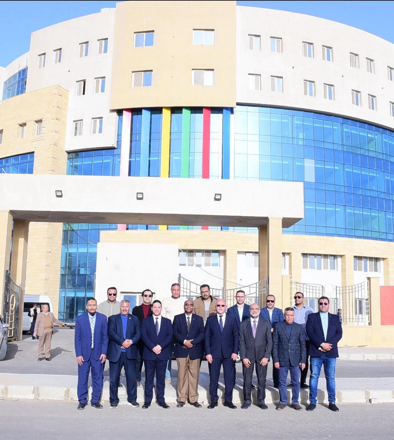 رئيس الجامعة امام المستشفى
