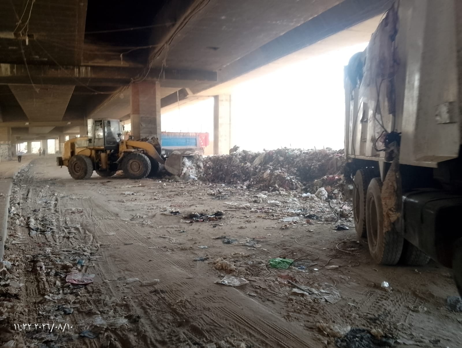 جانب من عمليات رفع المخلفات جانب من عمليات رفع المخلفات