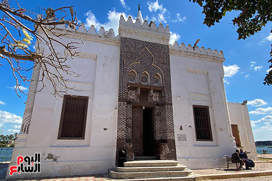 المسجد من الخلف