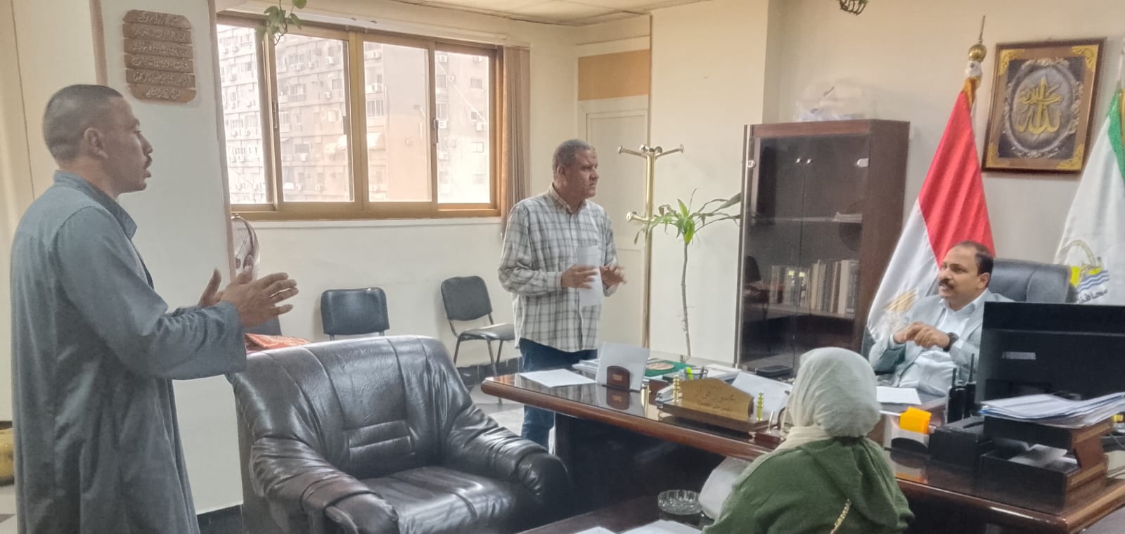 رئيس حي العجوزة يعقد اللقاء الأسبوعي للاستماع إلى شكاوى المواطنين (3)