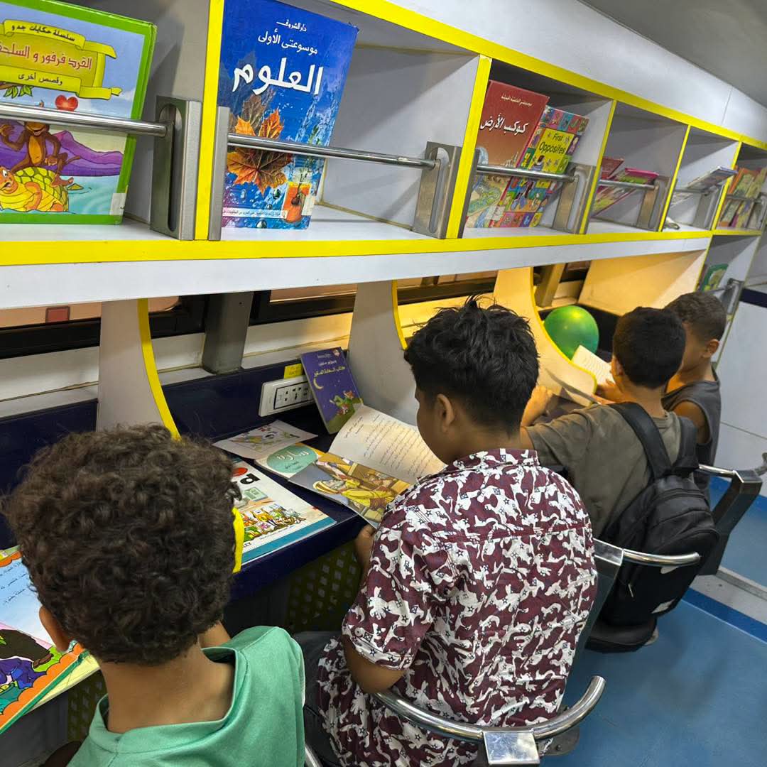 الأطفال داخل المكتبة