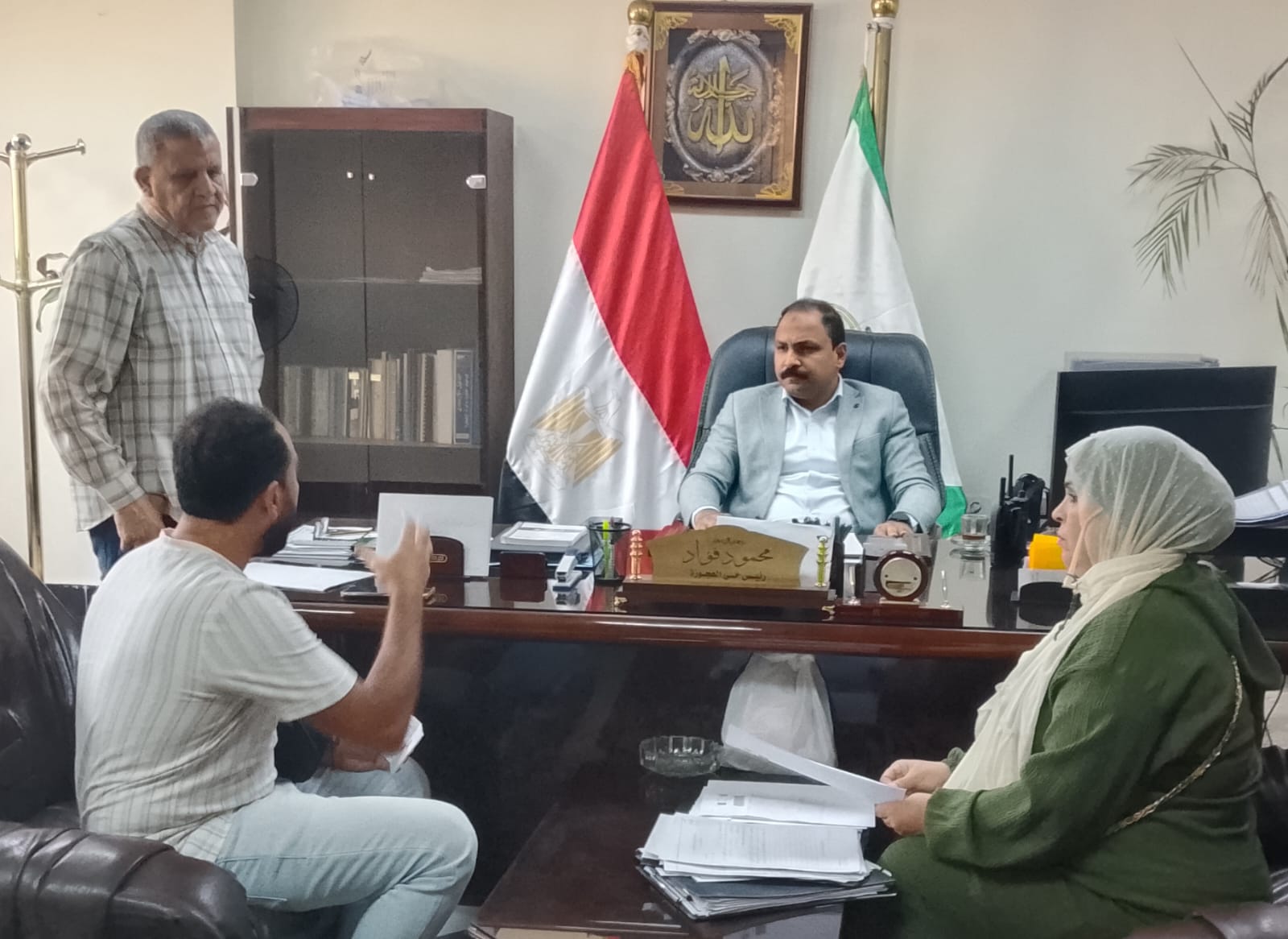 رئيس حي العجوزة يعقد اللقاء الأسبوعي للاستماع إلى شكاوى المواطنين (2)