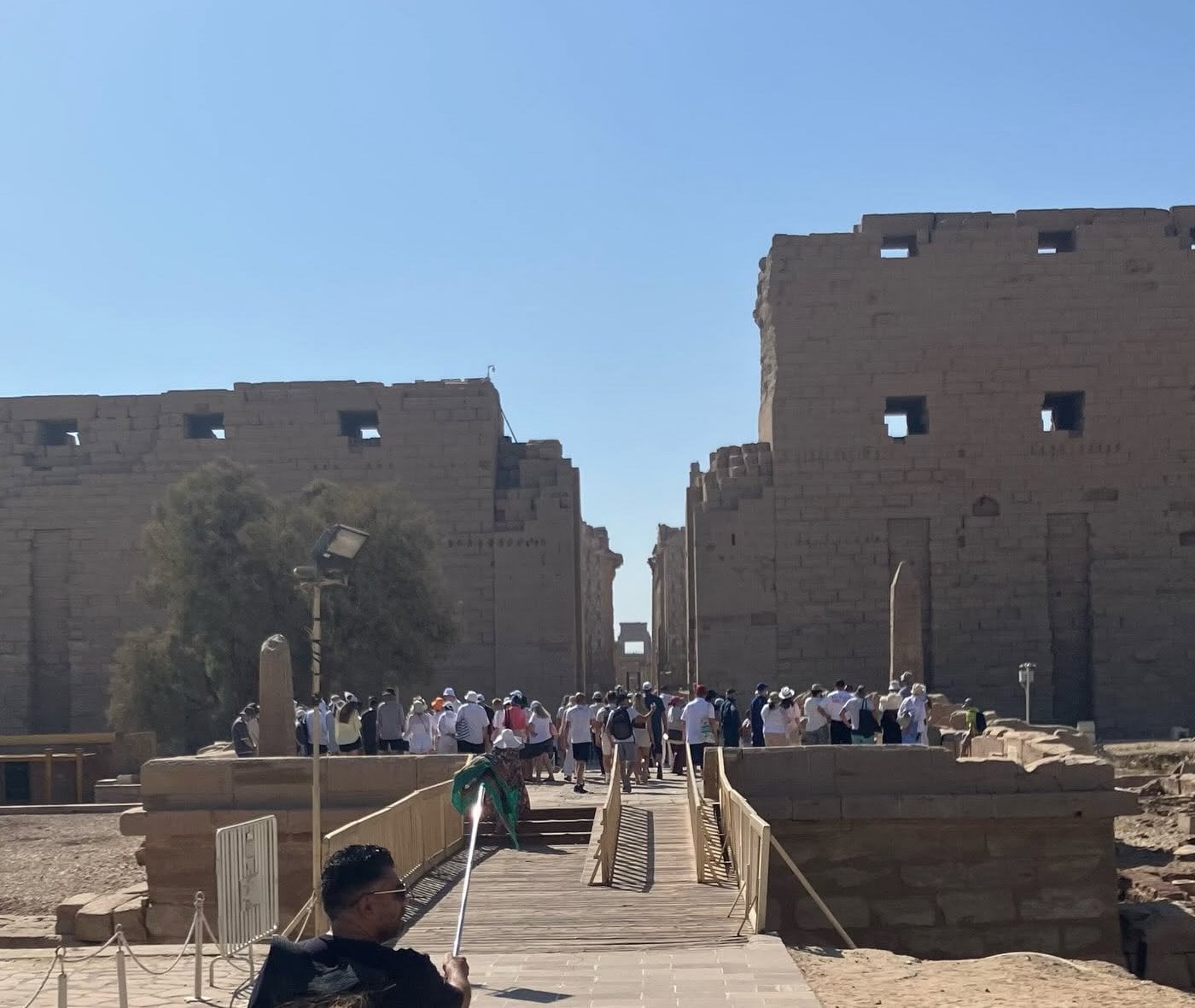 الأفواج السياحية خلال زيارتهم لمعابد الكرنك