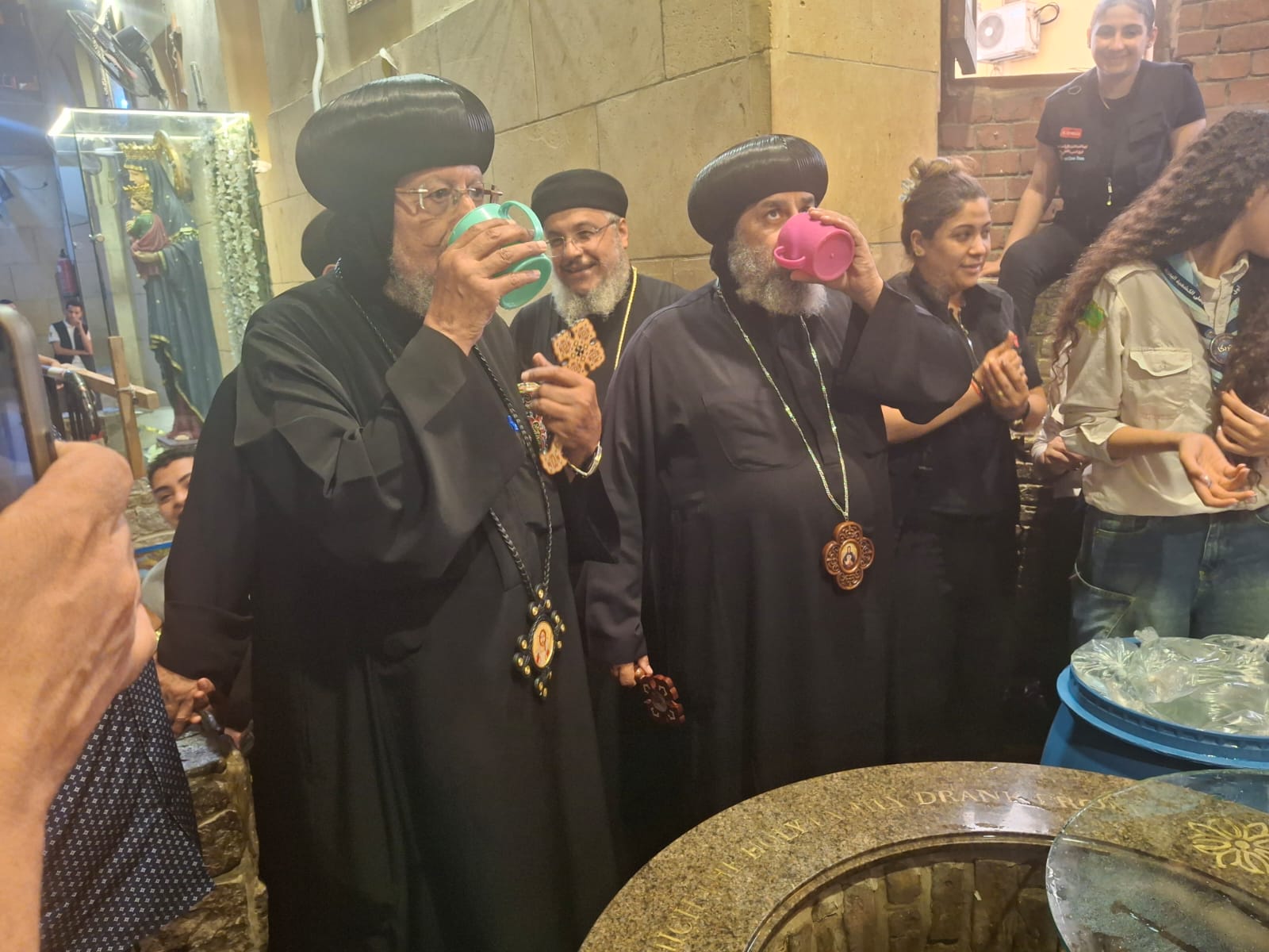 الألاف يشربون من الماء للمقدس