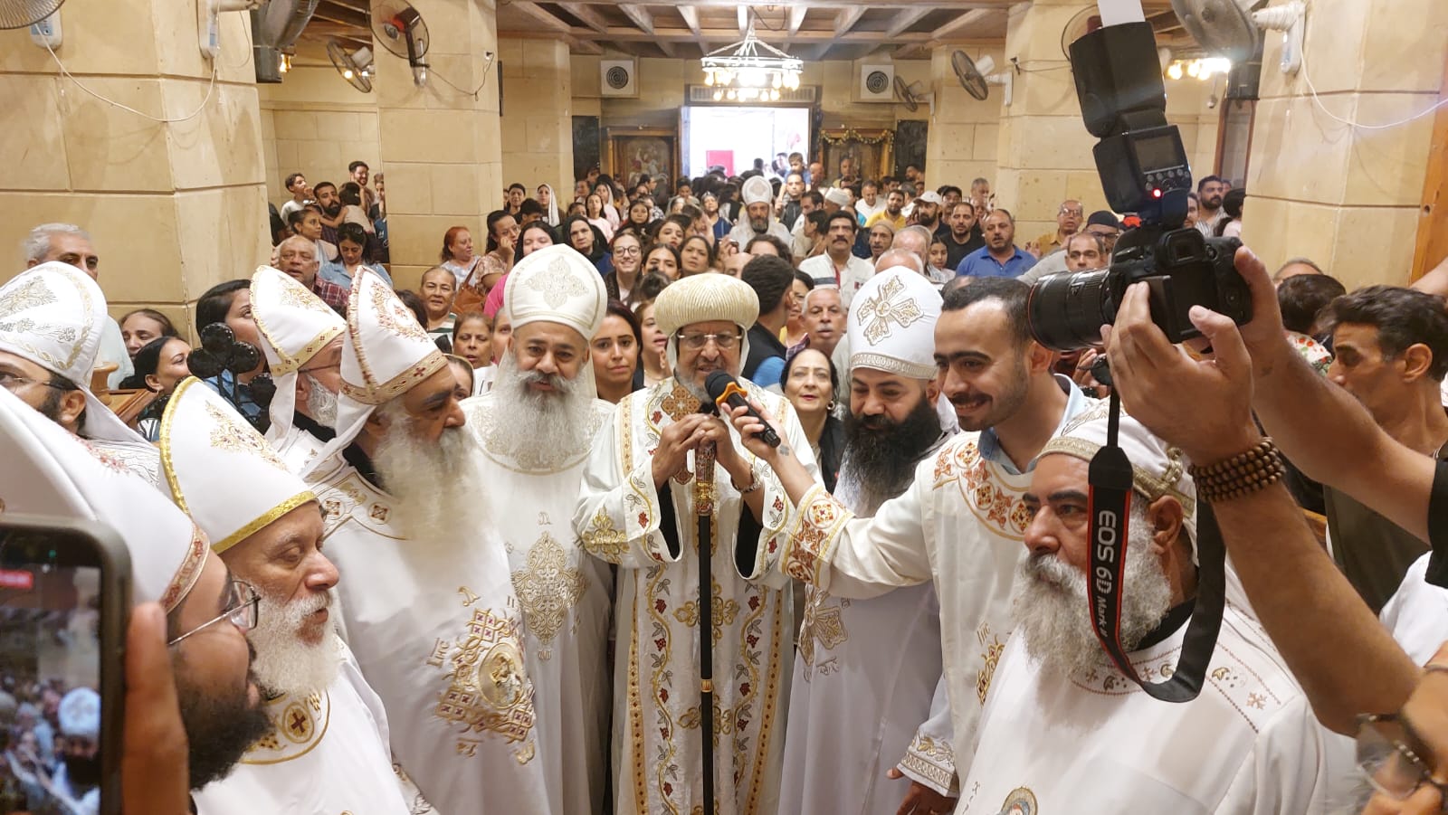 مشاركة الألاف في القداس