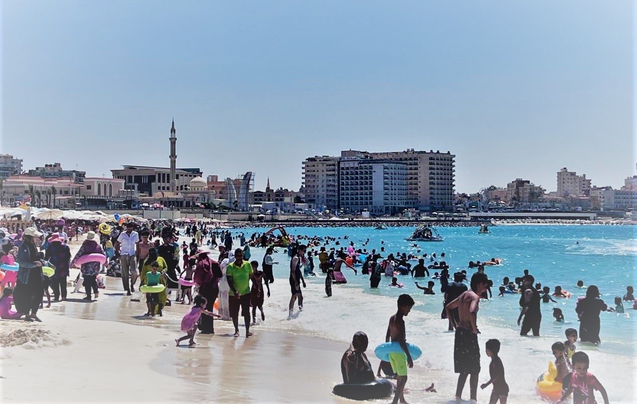 اقبال كبير على شواطئ مطروح اقبال كبير على شواطئ مطروح