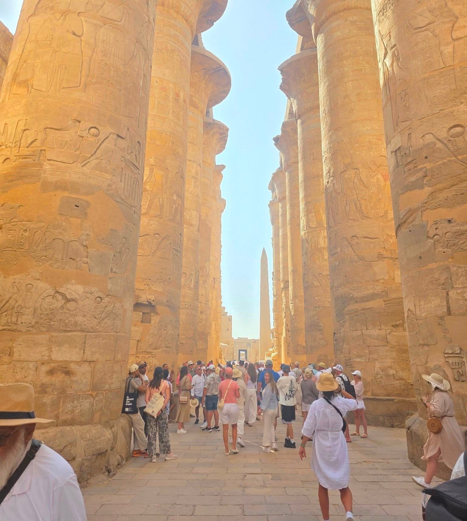 اقبال سياح العالم فى قلب صالة الأعمدة الكبرى فى الكرنك