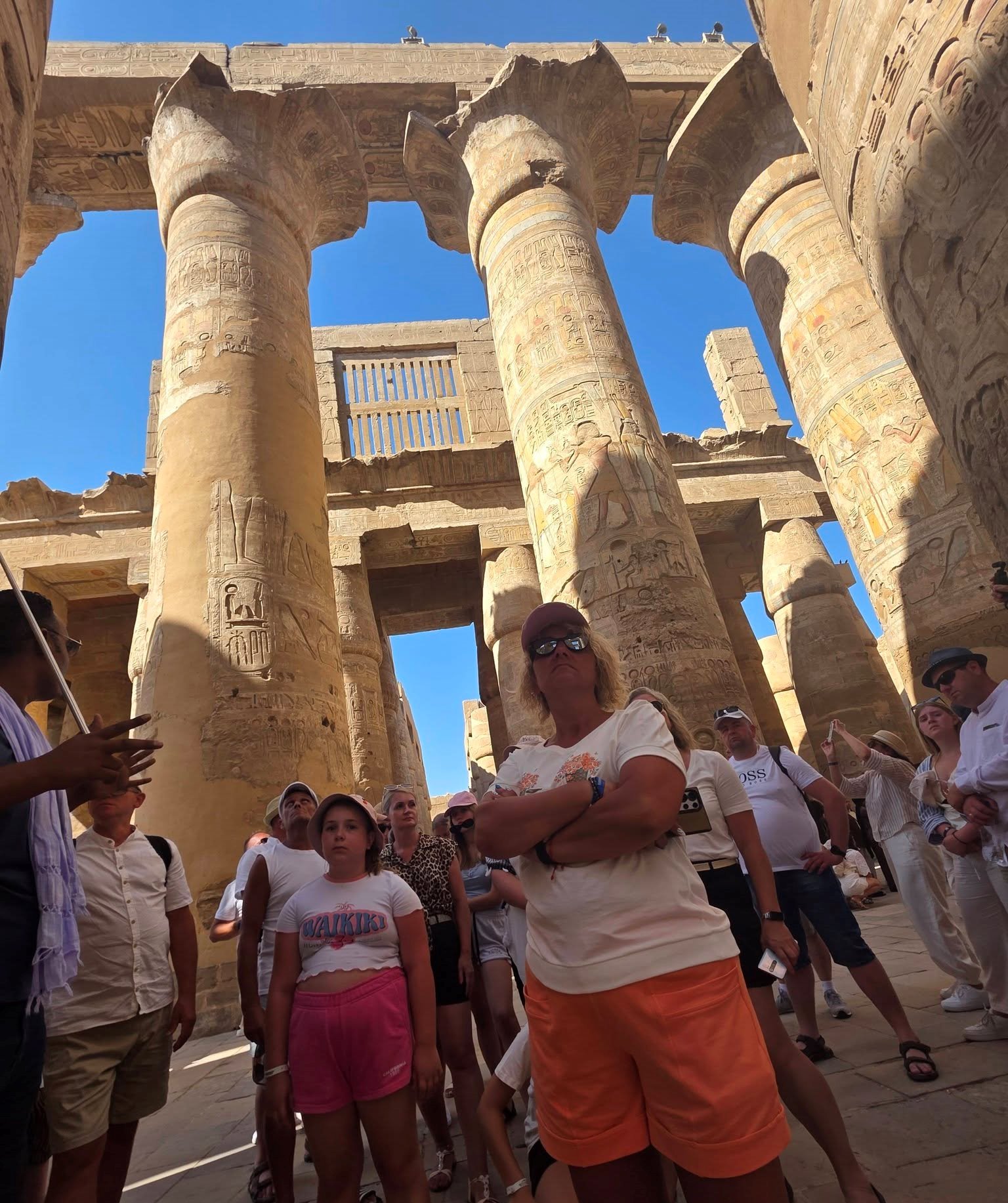 السياح خلال الاستماع لشرح المرشدين بصالة الأعمدة الكبرى