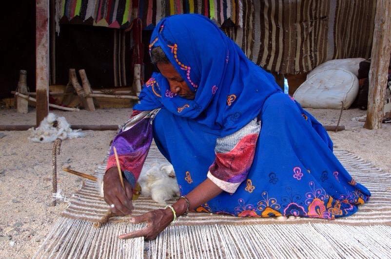 إحدى سيدات الجنوب تقوم بعمل مشغولات يدوية
