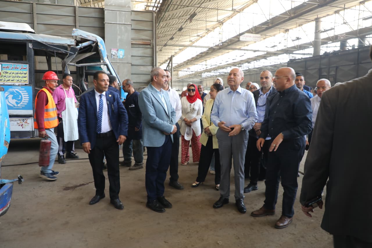 محافظ القاهرة يتفقد ورش هيئة النقل العام (1)