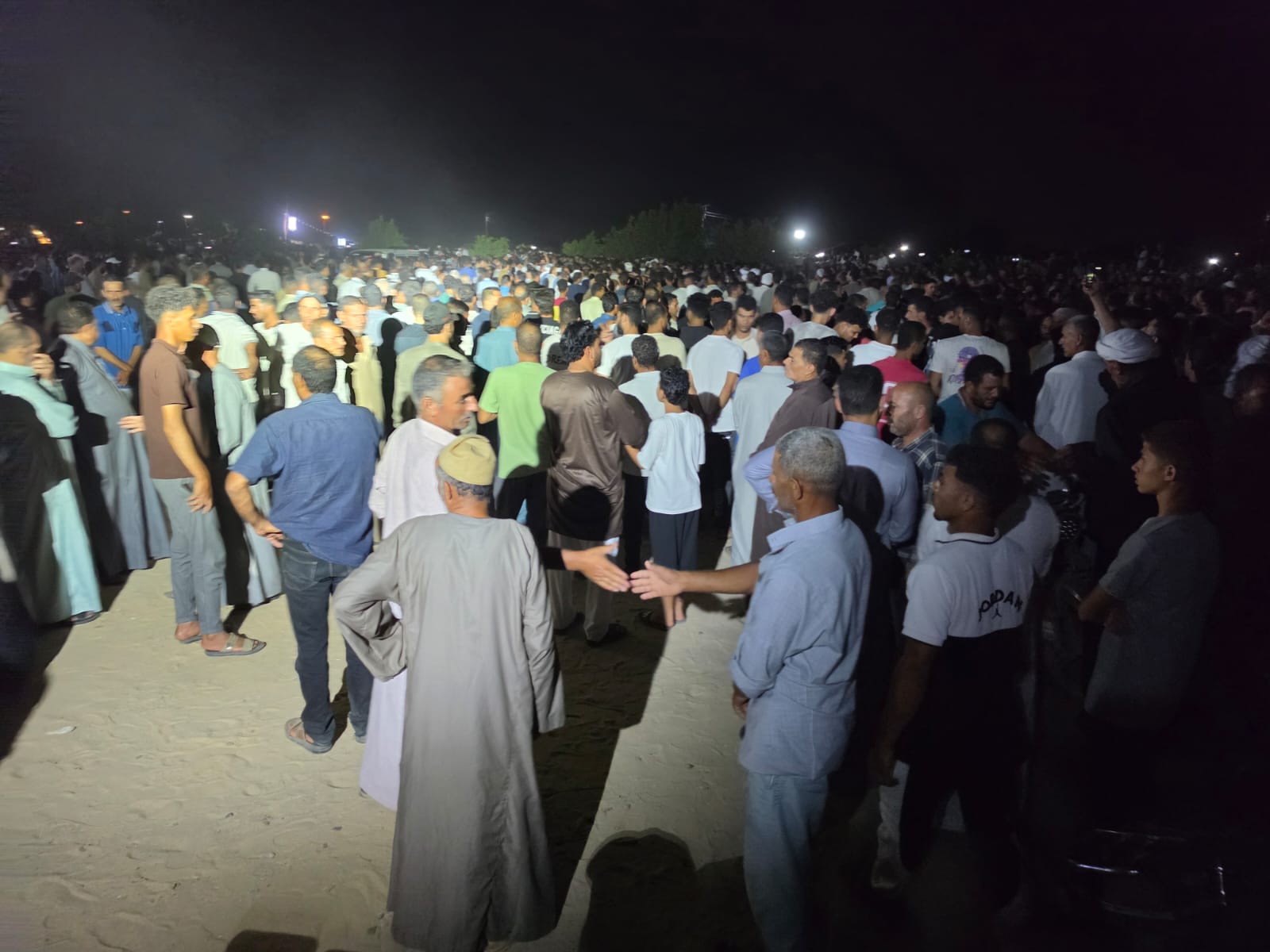 فى جنازة شعبية مهيبة.. الشرقية تودّع 18 من أبنائها ضحايا حادث طريق الإسماعيلية (7)