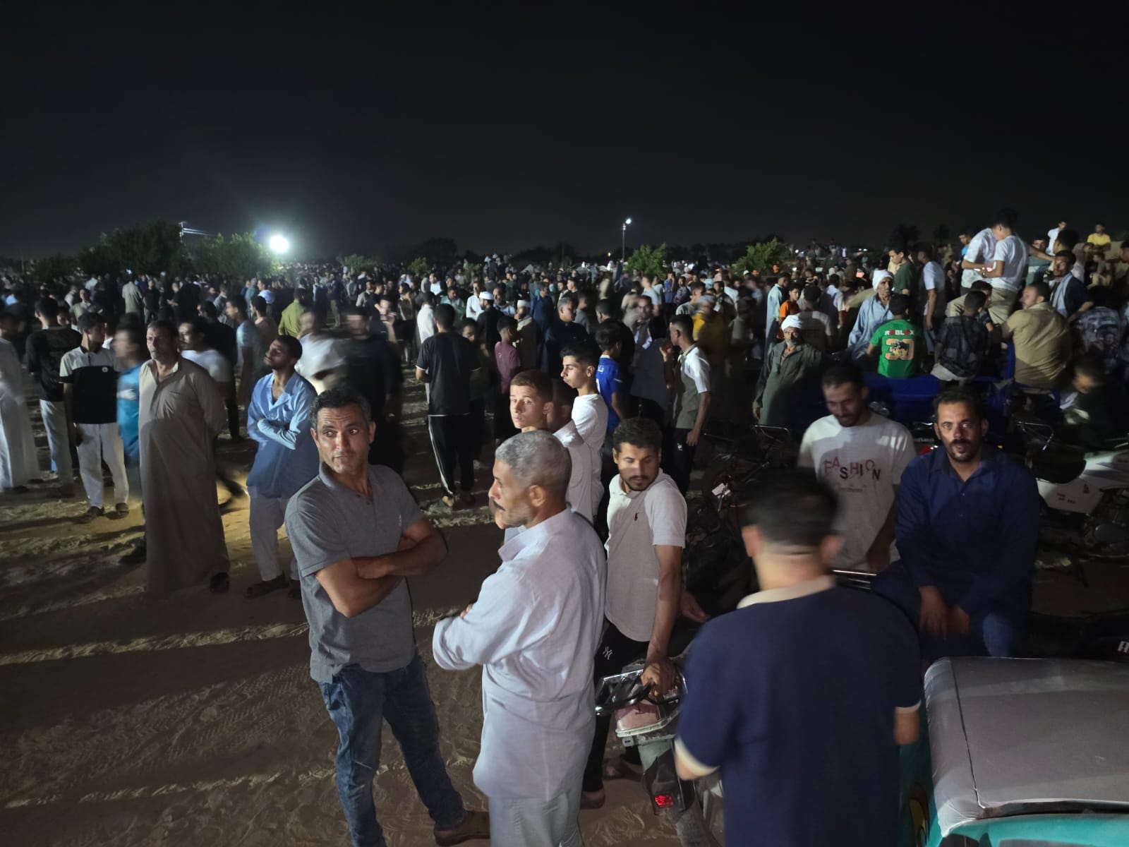 فى جنازة شعبية مهيبة.. الشرقية تودّع 18 من أبنائها ضحايا حادث طريق الإسماعيلية (8)