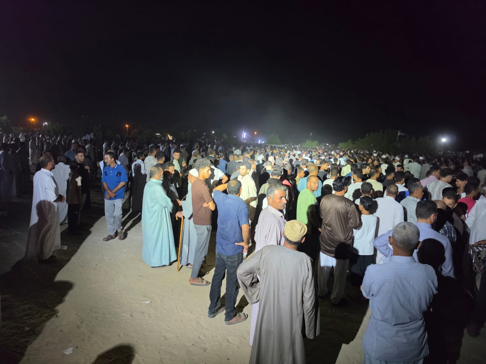 فى جنازة شعبية مهيبة.. الشرقية تودّع 18 من أبنائها ضحايا حادث طريق الإسماعيلية (3)