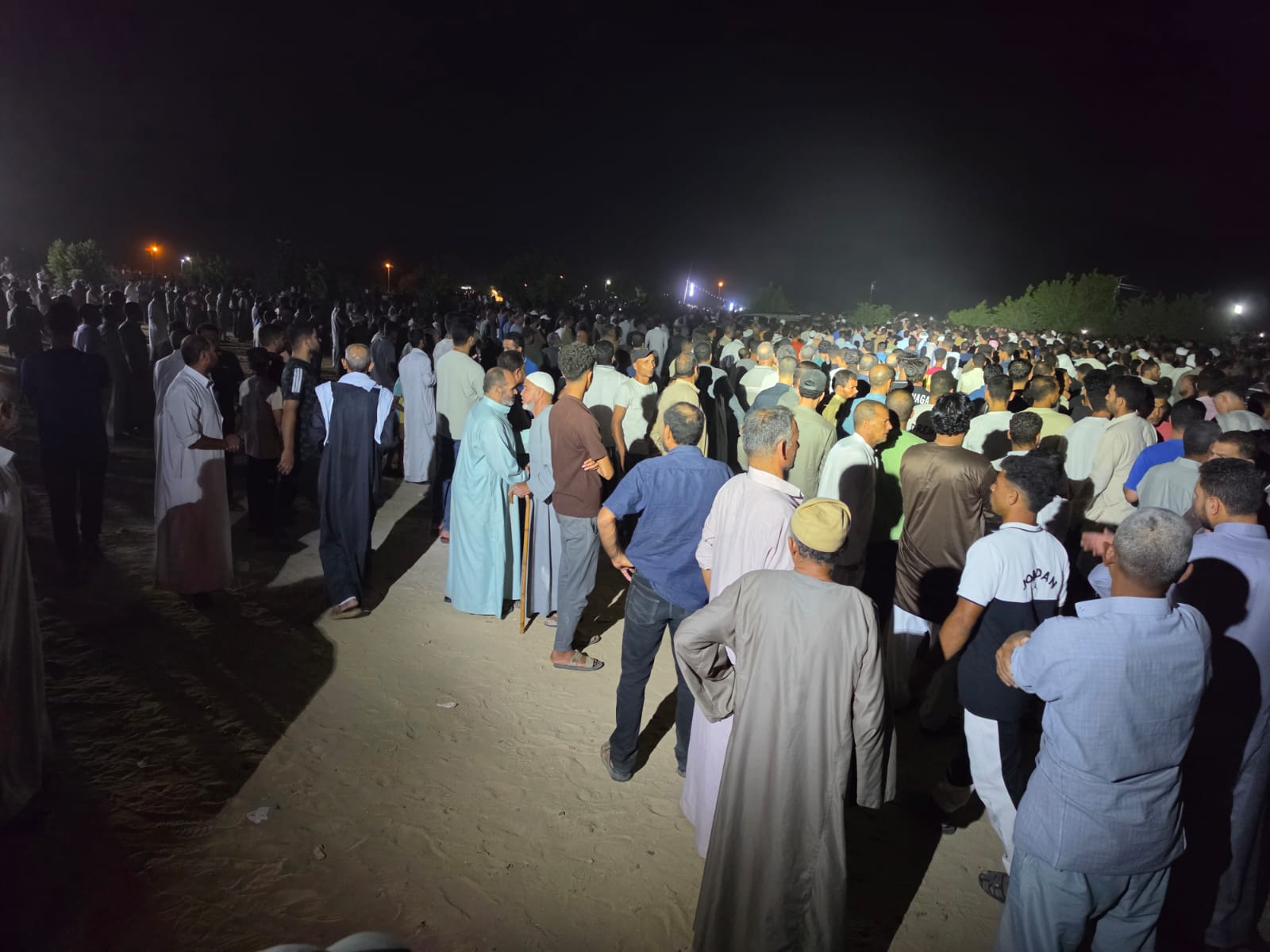 فى جنازة شعبية مهيبة.. الشرقية تودّع 18 من أبنائها ضحايا حادث طريق الإسماعيلية (5)