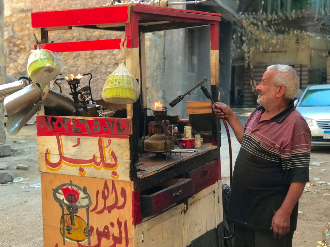 عم بلبل يواصل عمله في تصليح البوابير