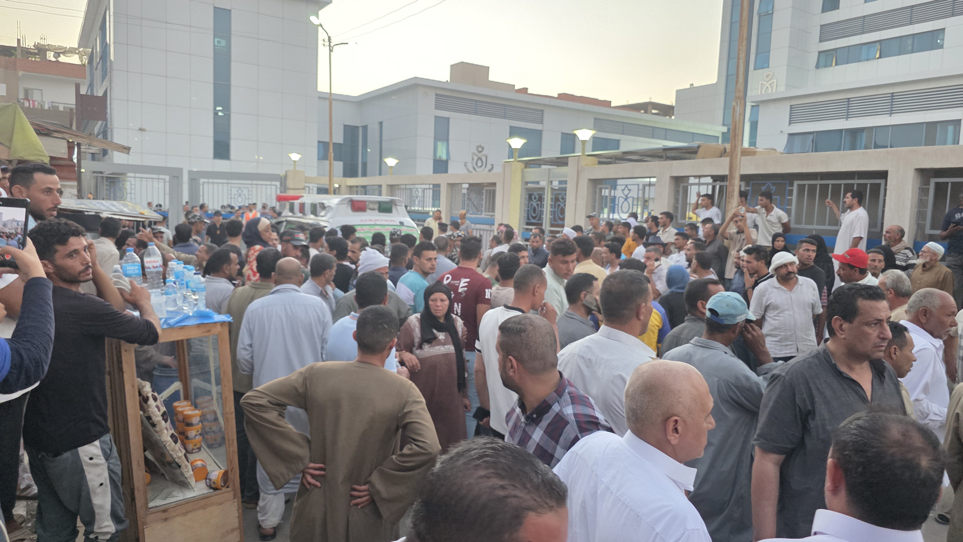 الأهالى أمام المستشفى الأهالى أمام المستشفى