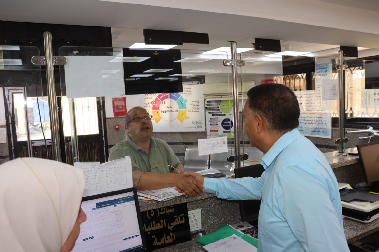 خلال لقاء أحد المواطنين بقها خلال لقاء أحد المواطنين بقها