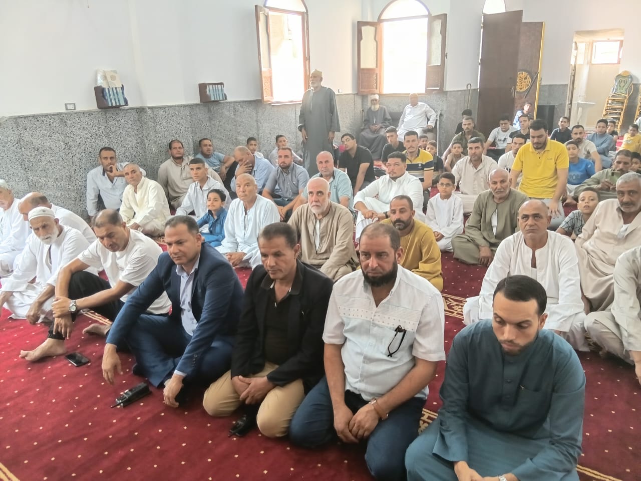 الحضور خلال افتتاح مسجد