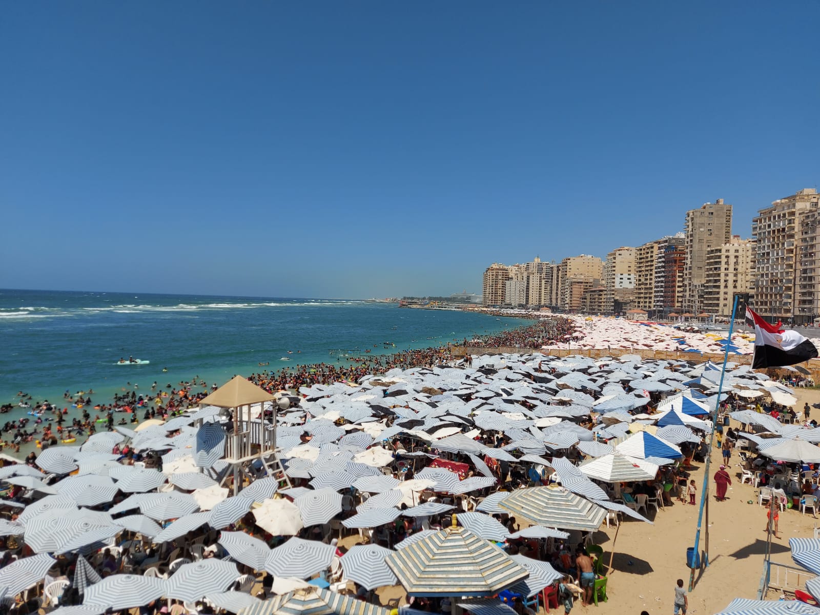 اقبال كبير على الشواطئ