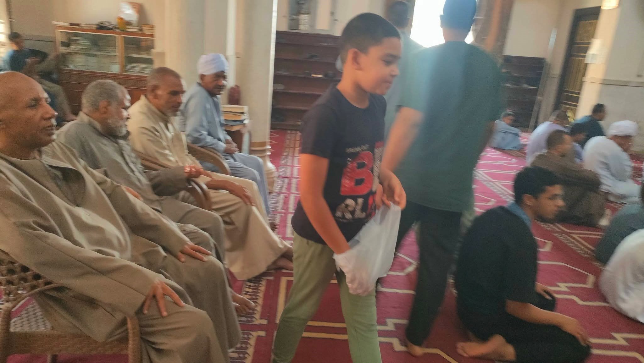 توزيع طفل الحلوى داخل المسجد العتيق إبتهاجاً بأيام المولد