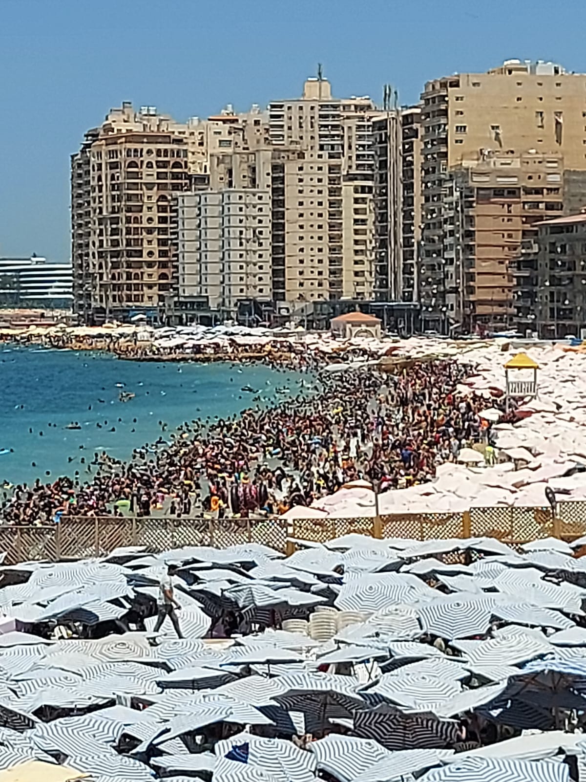 زحام شديد على الشواطئ