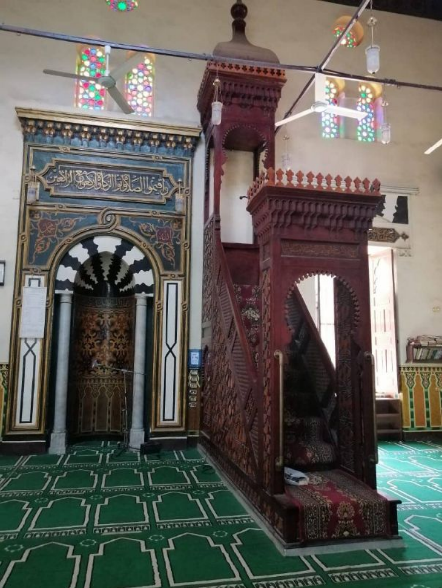 المنبر  مزين بزخارف إسلامية