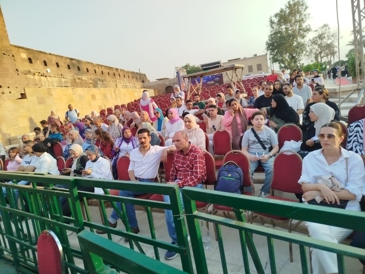 توافد الجماهير على مسرح المحكى (4)