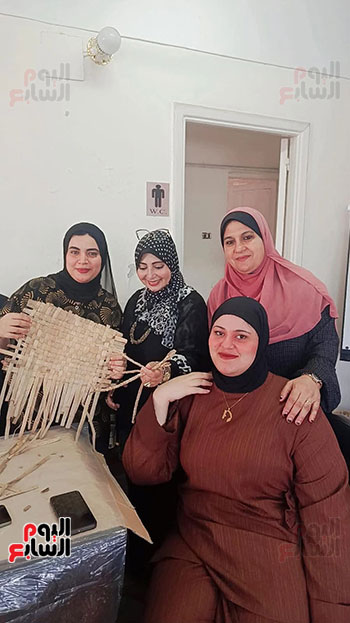 فرحة-السيدات-لتعلمهن-مهنة-صناعة-الحصر-والفازات فرحة-السيدات-لتعلمهن-مهنة-صناعة-الحصر-والفازات