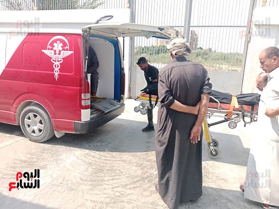 وضع الجثمان داخل الاسعاف