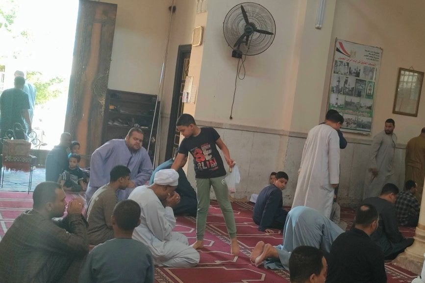طفل يوزع الحلوى بهجة بقدوم المولد النبوى الشريف في المسجد العتيق التاريخي