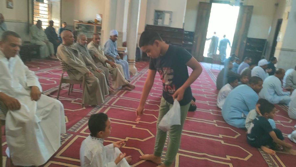 توزيع الحلوى بهجة بقدوم المولد النبوى الشريف في المسجد العتيق جنوب الأقصر