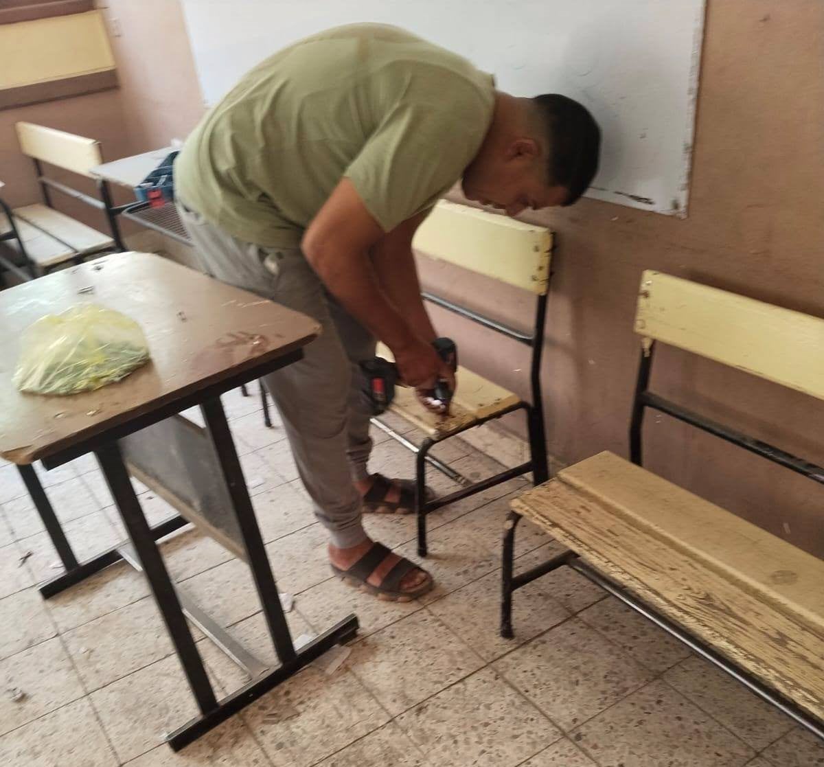 الصيانة داخل الفصول قبل دخول العام الدراسي الجديد