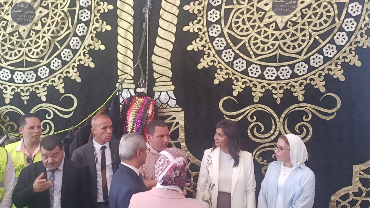 محافظ بني سويف والسفيرة نبيلة مكرم
