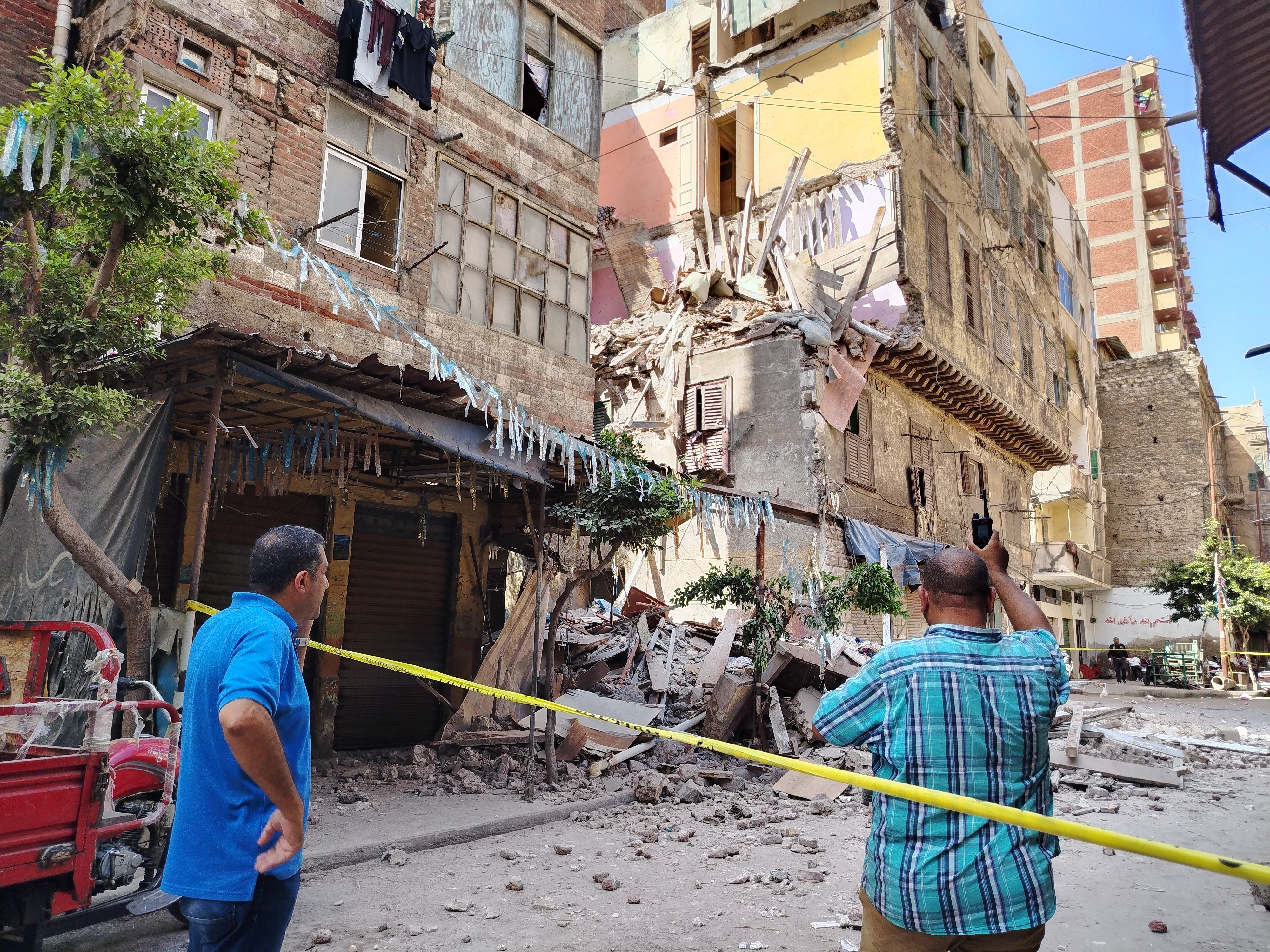 رئيس حي الجمرك يتابع إزالة الأجزاء الخطرة رئيس حي الجمرك يتابع إزالة الأجزاء الخطرة