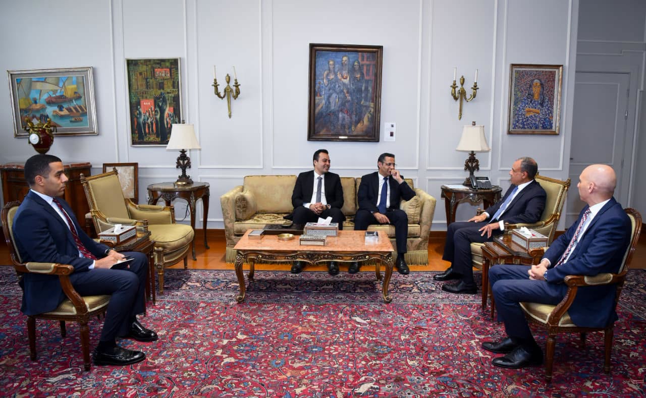 وزير الخارجية يستقبل نقيب الصحفيين ورئيس لجنة الشؤون العربية