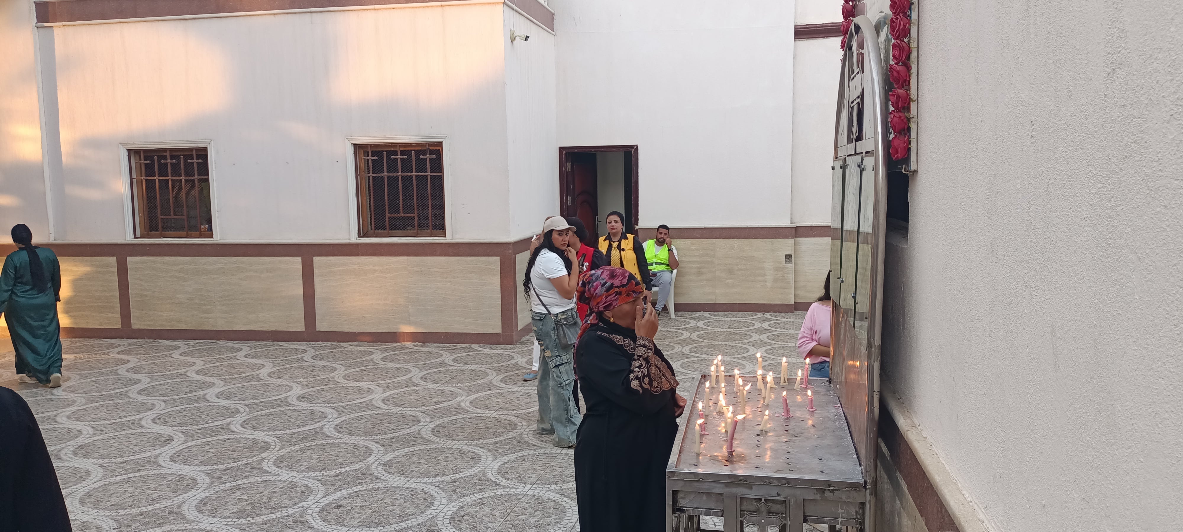 دعوات أمام صورة السيدة العذراء