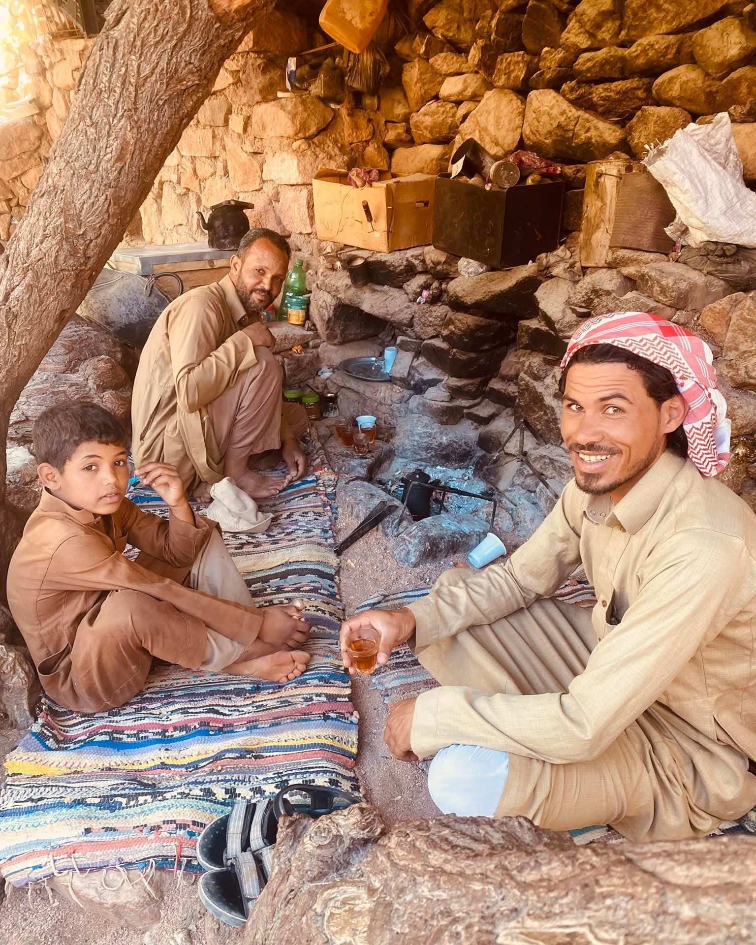 الدليل البدوي أثناء عمل الخبز البدوي الدليل البدوي أثناء عمل الخبز البدوي
