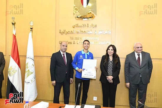 وزير الإسكان خلال تكريم الطلاب (14)