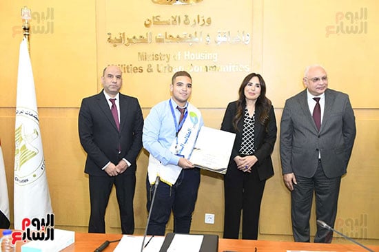 وزير الإسكان خلال تكريم الطلاب (17)