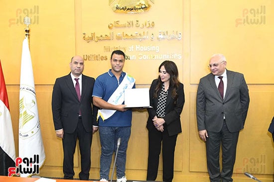 وزير الإسكان خلال تكريم الطلاب (1)