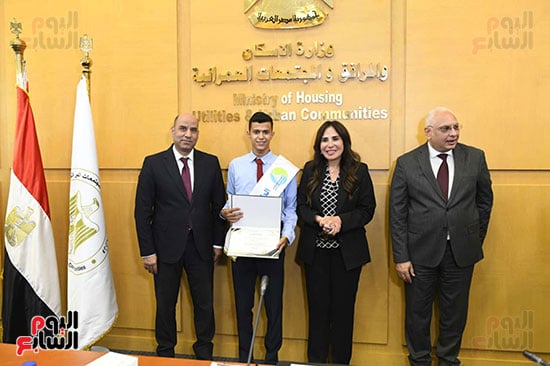 وزير الإسكان خلال تكريم الطلاب (2)