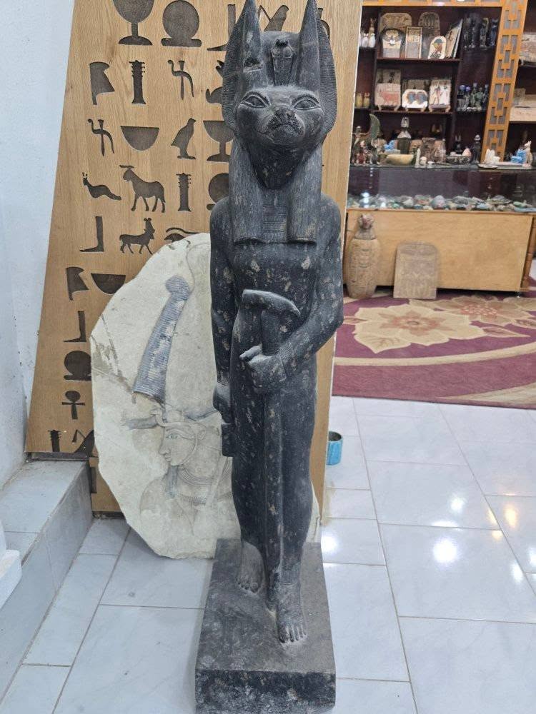 تماثيل المعبودات الفرعونية مصنعة يدوياً بالأقصر