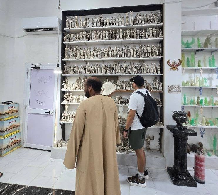 توافد السائحين لشراء التحف والهدايا الفرعونية