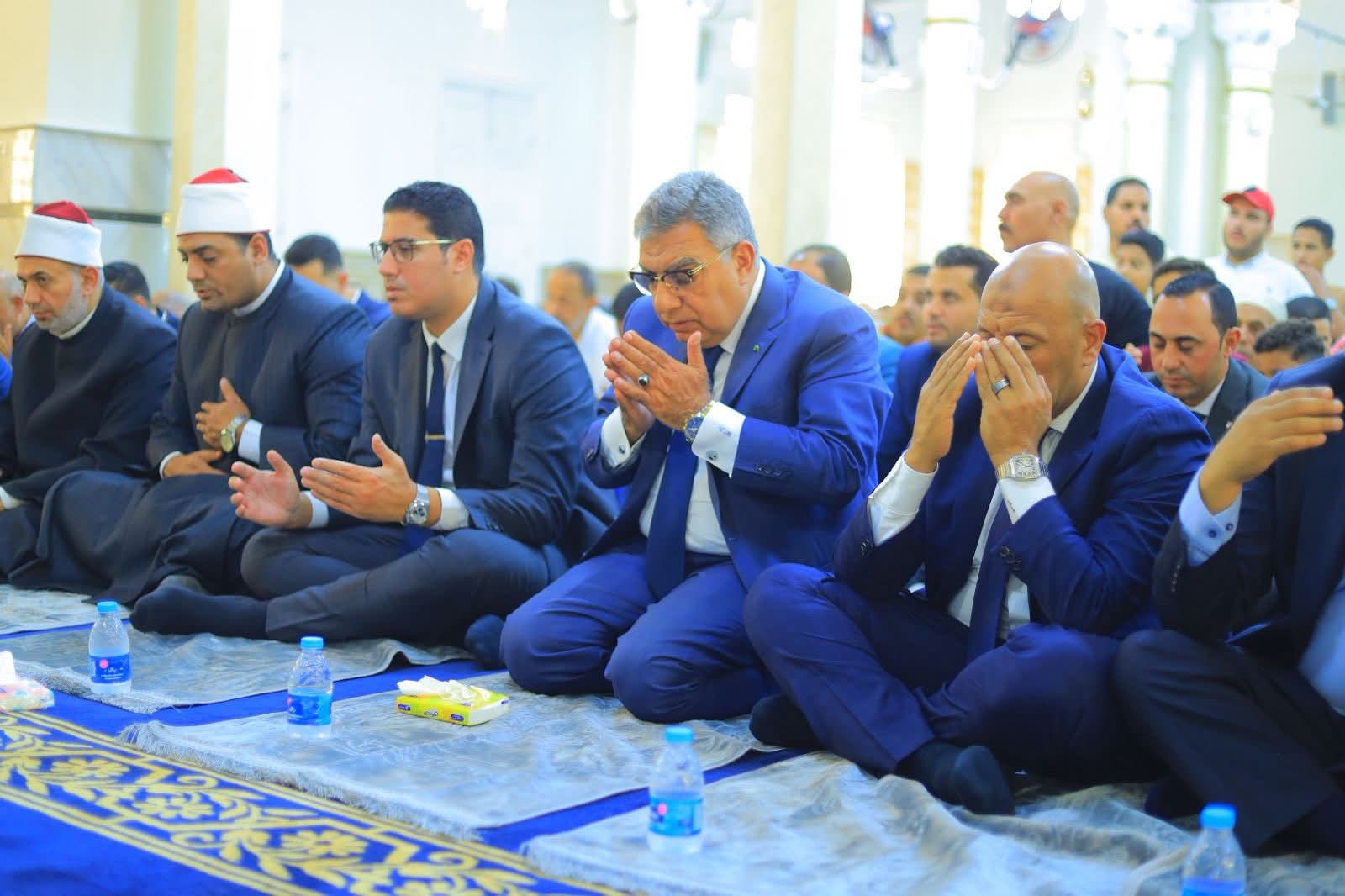 صلاة الجمعة داخل المسجد بعد التجديد