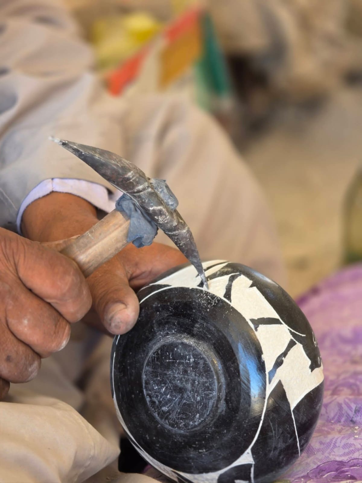 عامل يصنع تحفه بمهارة كبيرة فى ورش غرب الأقصر