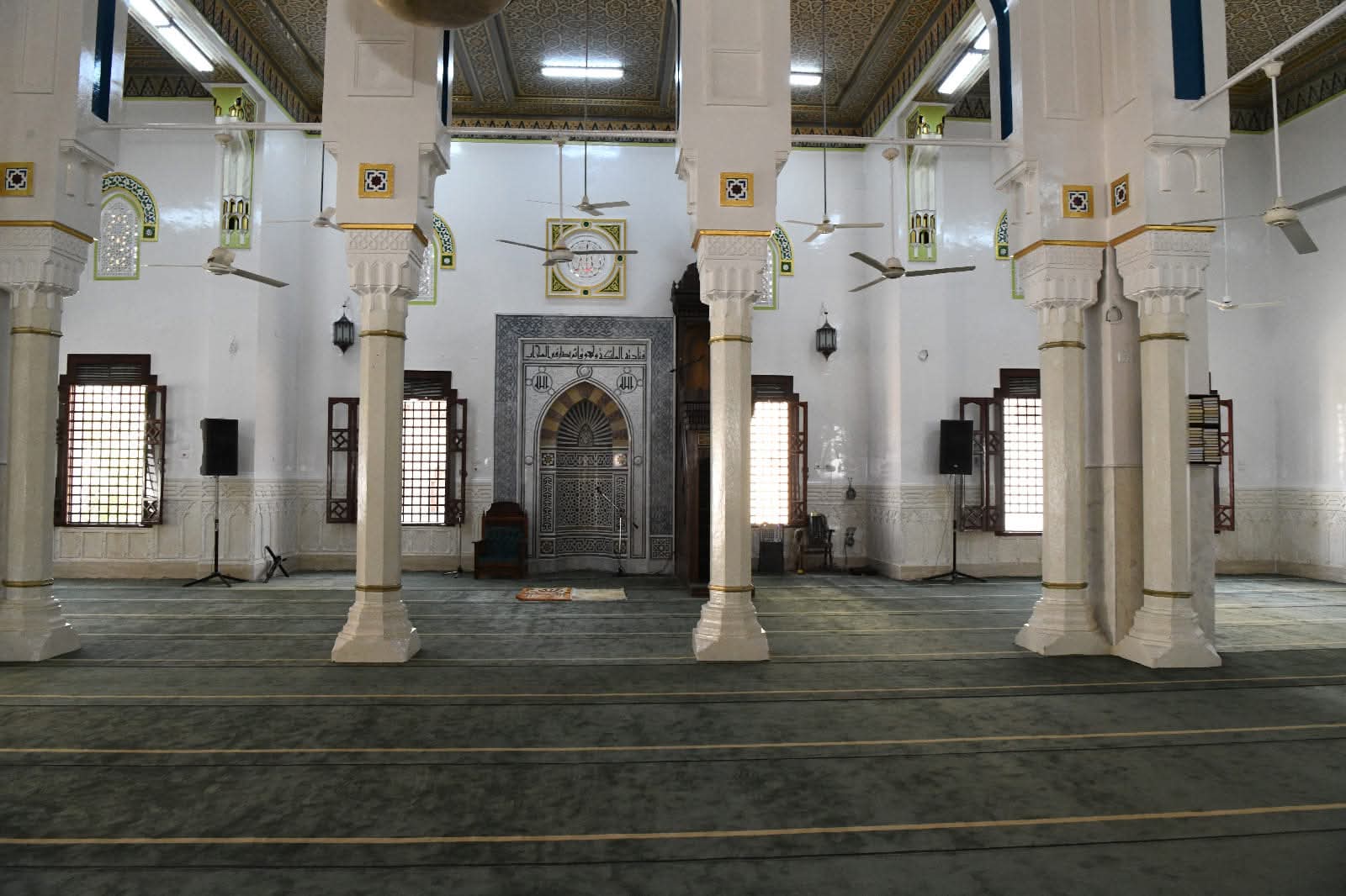 المسجد من الداخل المسجد من الداخل