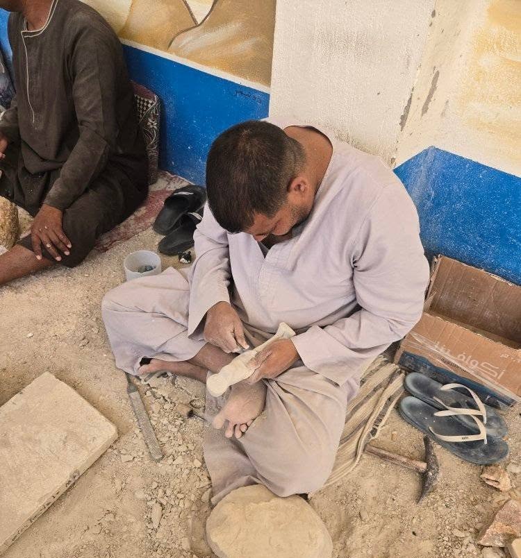 العمل اليومى فى صناعة التحف الفرعونية بالأقصر